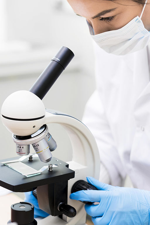 Mujer microscopio